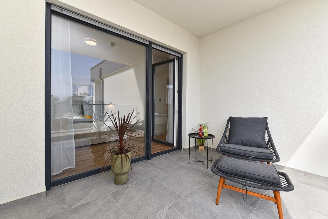Villa Jlo1 Mit Beheizbarem Pool Peroj Exterior foto